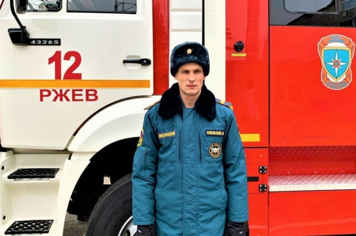    В Тверской области сотрудник МЧС спас человека из горящей машины