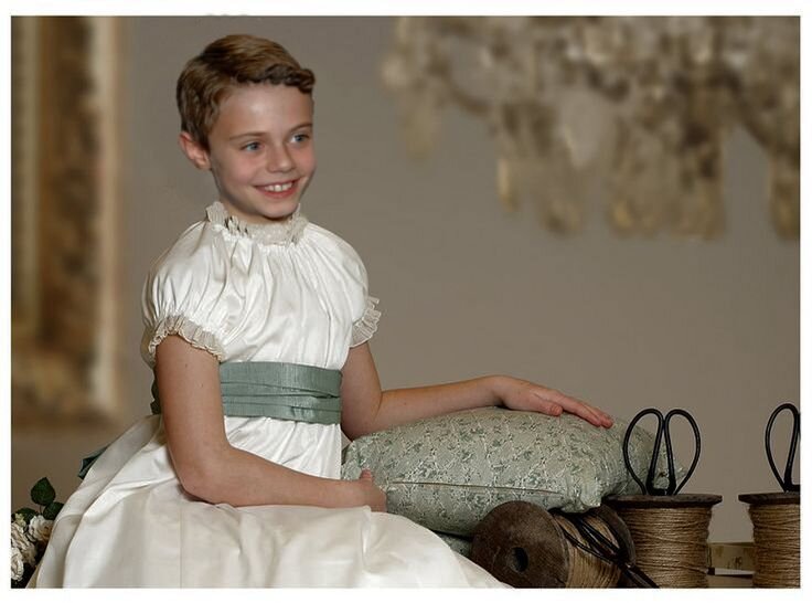 Мальчик в платье. Милые мальчики в платьях. Boy wear dress. Мальчики в юбках 2019. Мальчишки в платье.