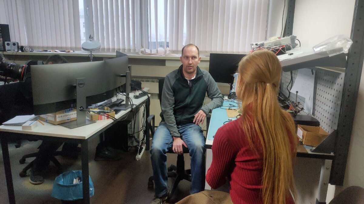 Минута славы настигла за столом. Мария Бутина берет интервью у ведущего инженера "Октавы ДМ".