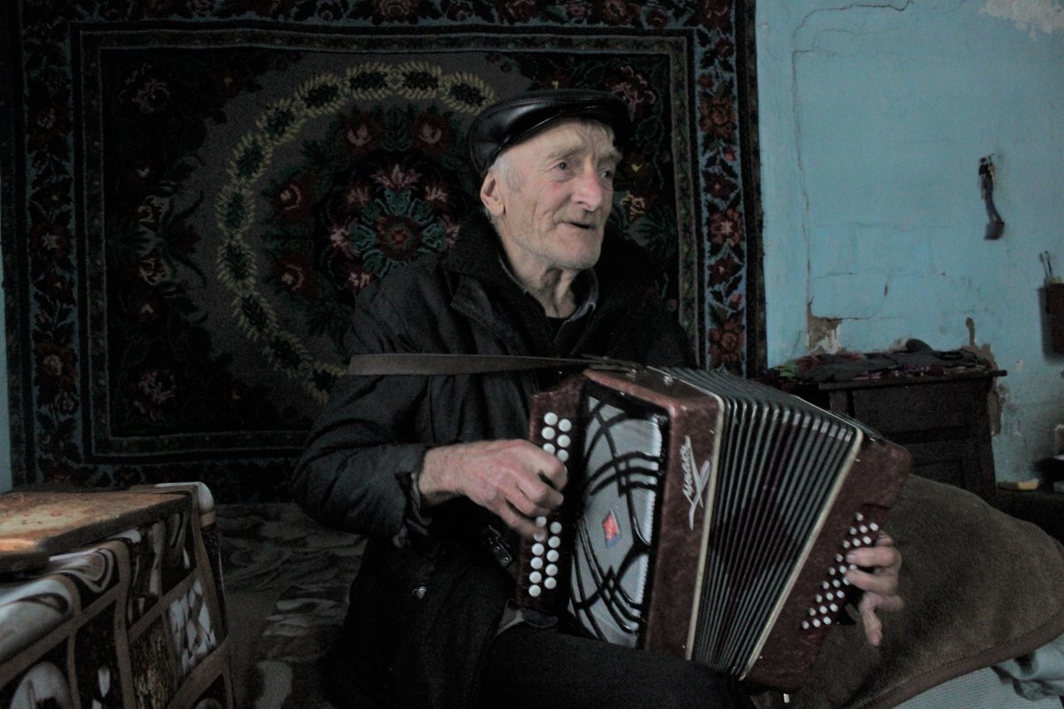    «На собак работаю». 81-летний уличный гармонист из Сибири кормит 12 псов