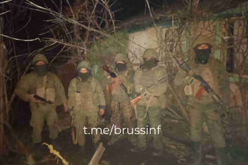 На заглавном фото: Первые кадры из Нижней Белогоровки, где бойцы ЧВК «Вагнер» проломили оборону ВСУ и сейчас проводят зачистку.