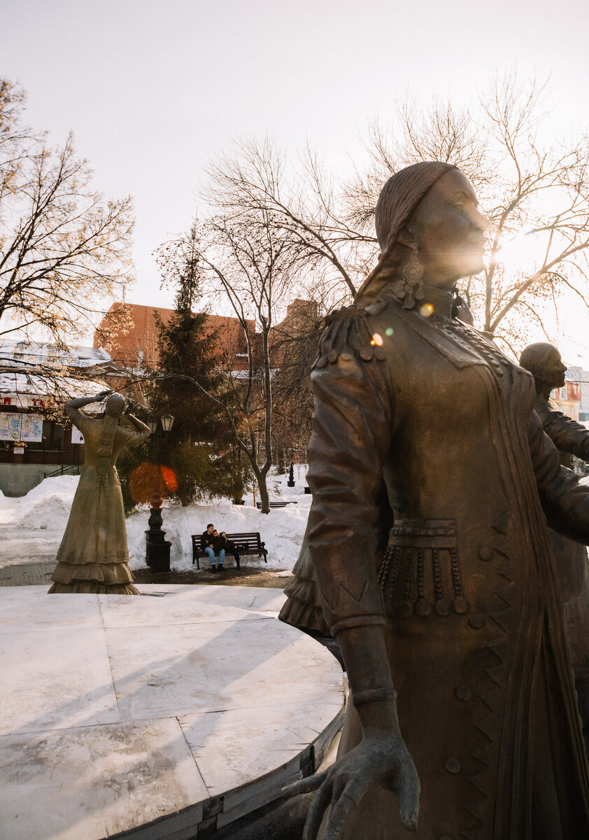 Фонтан «Семь девушек» и влюблённая пара, 24 марта 2022