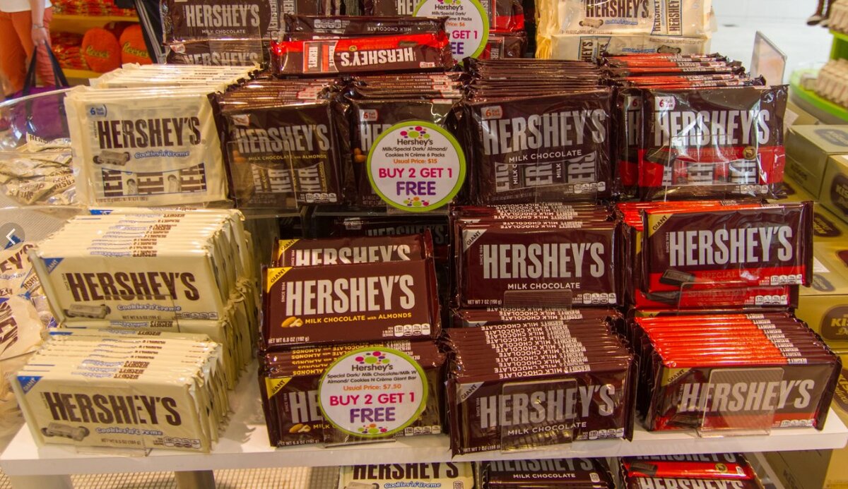https://upload.wikimedia.org/wikipedia/commons/d/d6/Hershey%27s_chocolates_in_store.jpg