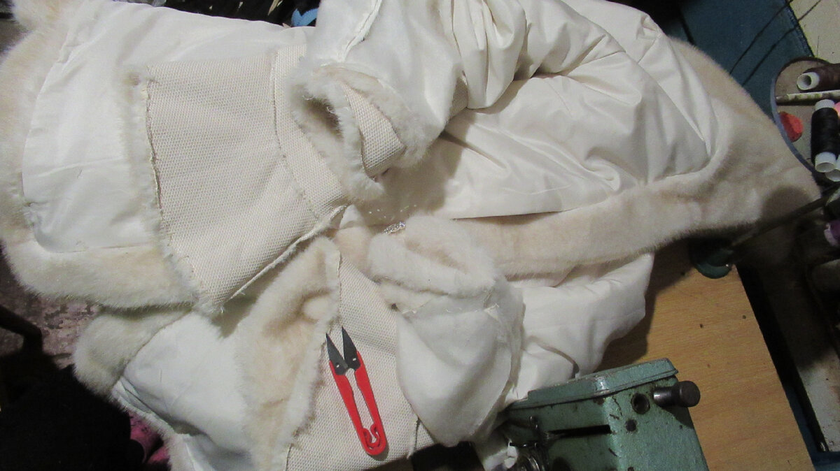Оба манжета отпороты. Теперь нужно наметить линию среза.