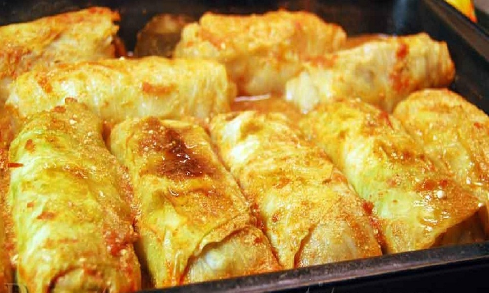 

Ингредиенты:

- фарш телячий - 600 гр
- рис - 100 гр
- капуста - 300 гр
- лук репчатый - 100 гр
- яйцо - 3 шт - 210 гр
- сметана 15% - 400 гр

Приготовление:

1. Фарш смешать с мелко нарубленным луком, рисом, отварными яйцами, добавить соль, перец.
2. Капусту отварить, снять листья, завернуть в каждый лист фарш.
3. Выложить голубцы плотненько друг к другу на глубокий противень, сбрызнутый маслом (около 1 гр), намазать сверху сметаной.
4. Поставить в духовку на 1 час (примерно). Пока сметана не зарумянится.