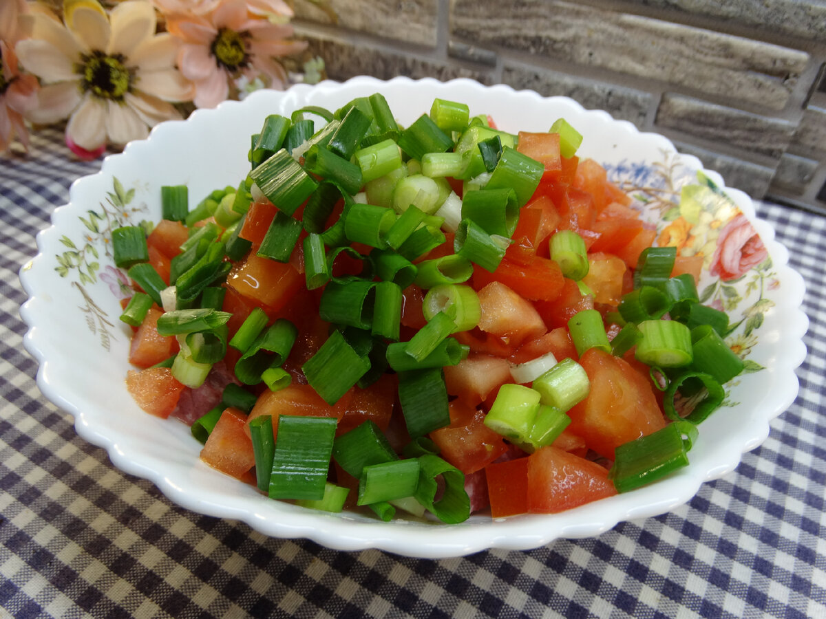 Горячие бутерброды с колбасой, помидором и сыром