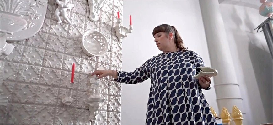 Джоана Васконселос создает керамический торт в английском саду Youtube-канал NTDRussian