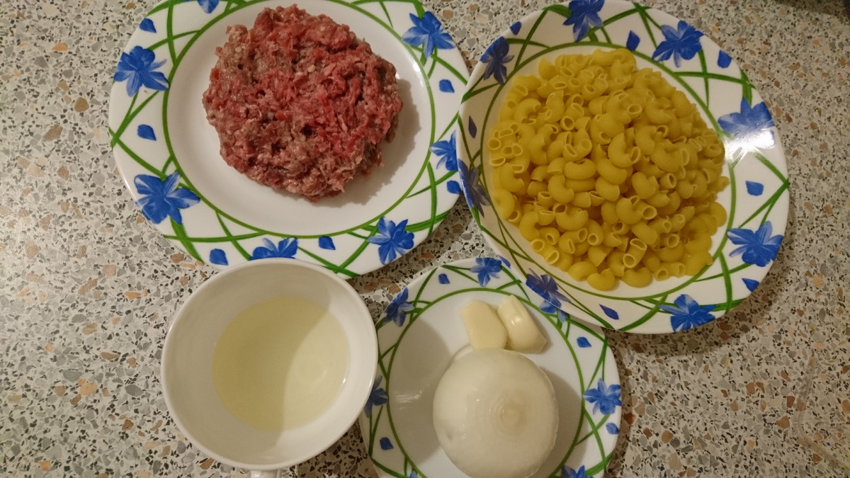 Очищенный лук и чеснок нарезать на мелкие кубики и в разогретой сковороде обжарить в течение 3х минут. 