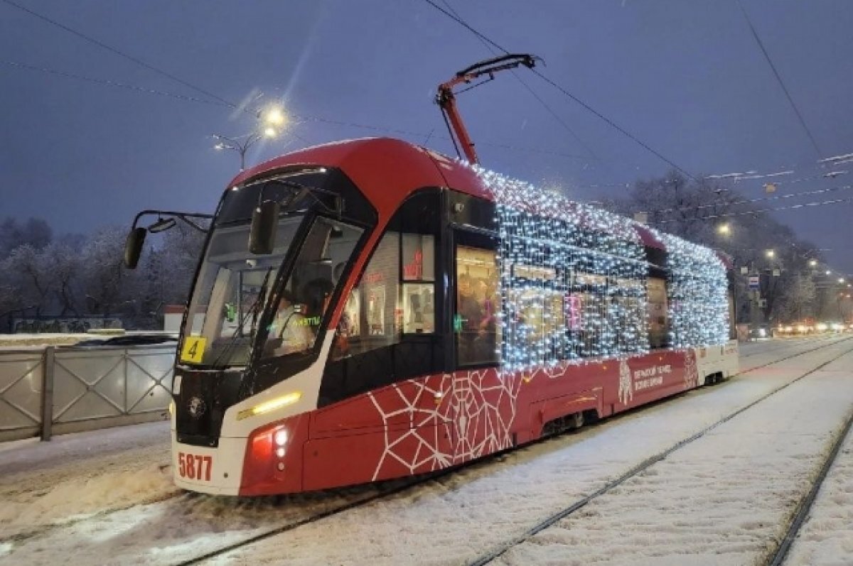    В Перми трамваи украсили новогодними гирляндами