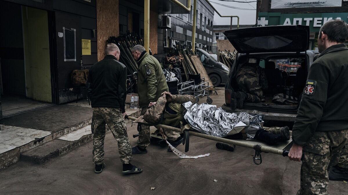    Раненый украинский военный в Бахмуте© AP Photo / Libkos
