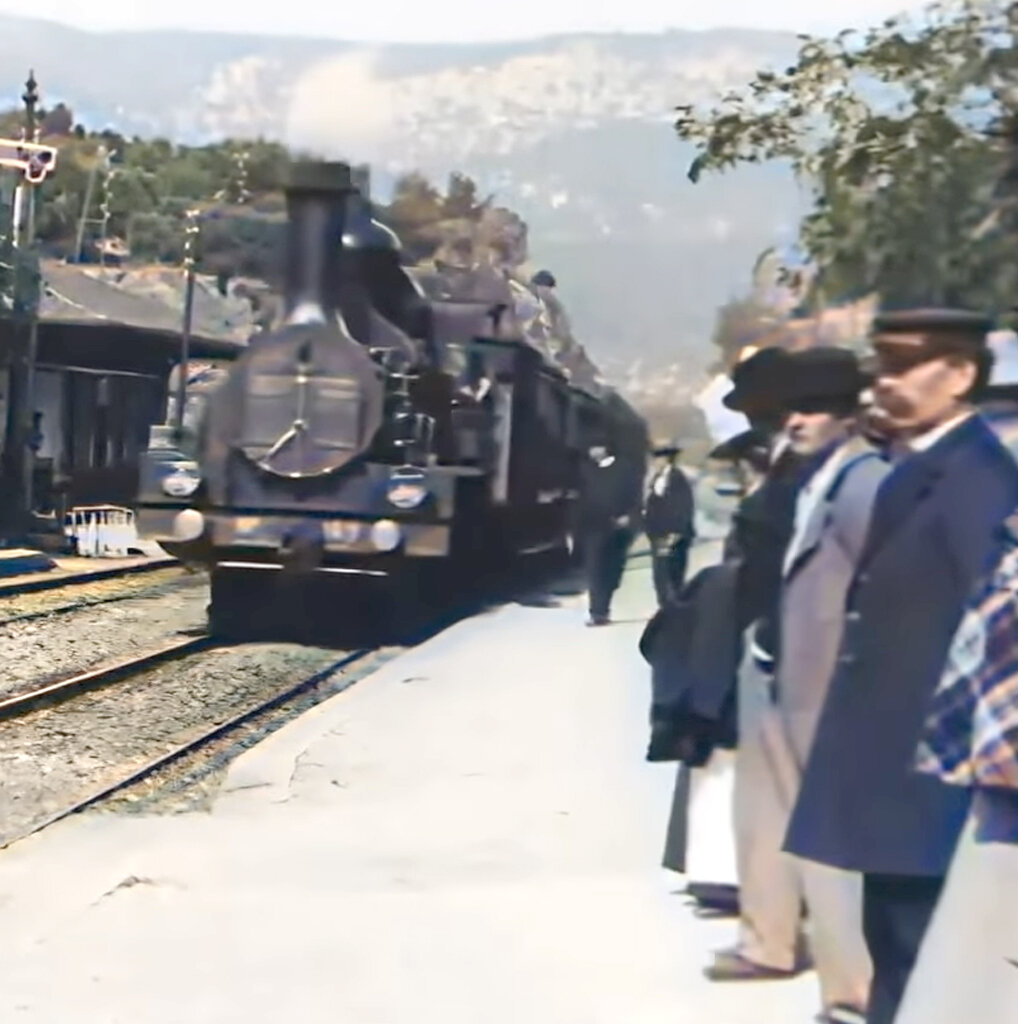Прибытие поезда братьев Люмьер. Прибытие поезда на вокзал ла-Сьота (1896). Прибытие поезда братья Люмьер 1895. Железнодорожный приезд