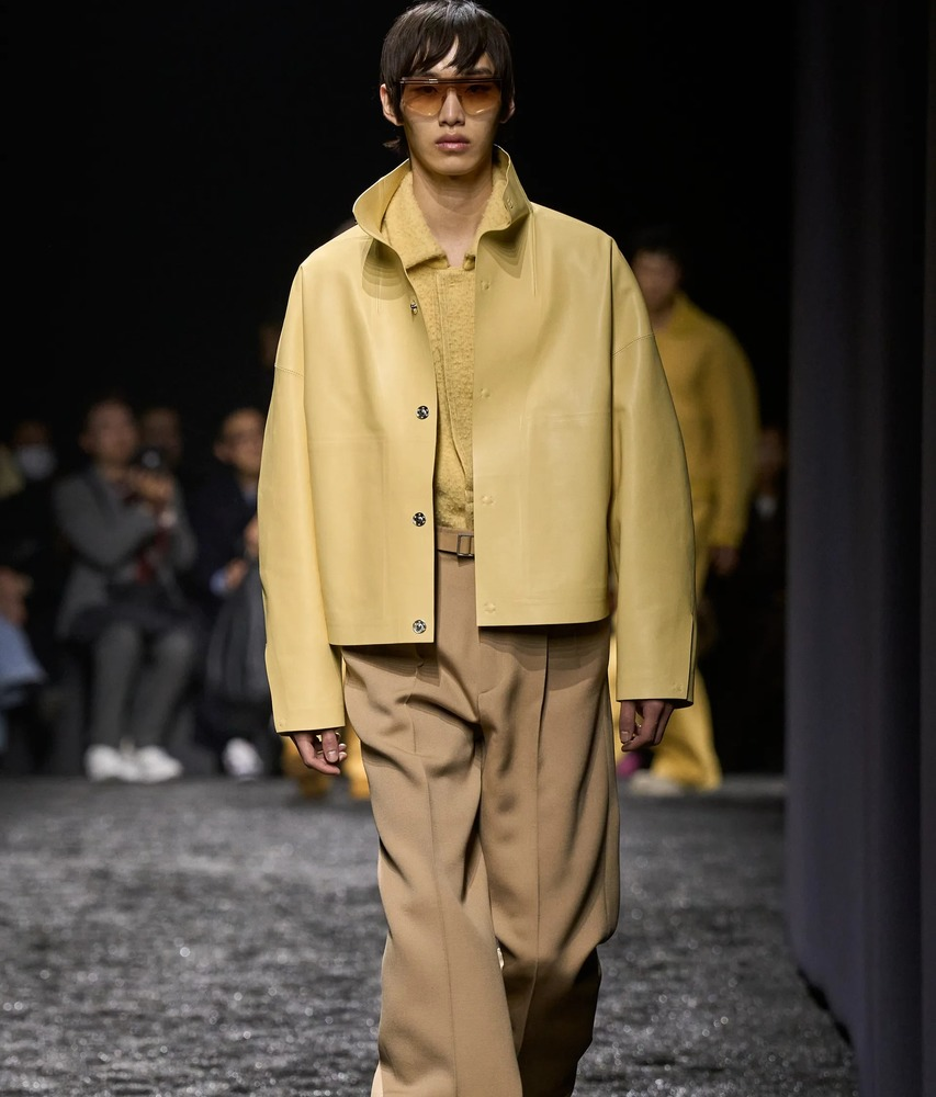 В модных сезонах 2023 года дизайнеры разошлись не на шутку и предложили мужчинам все