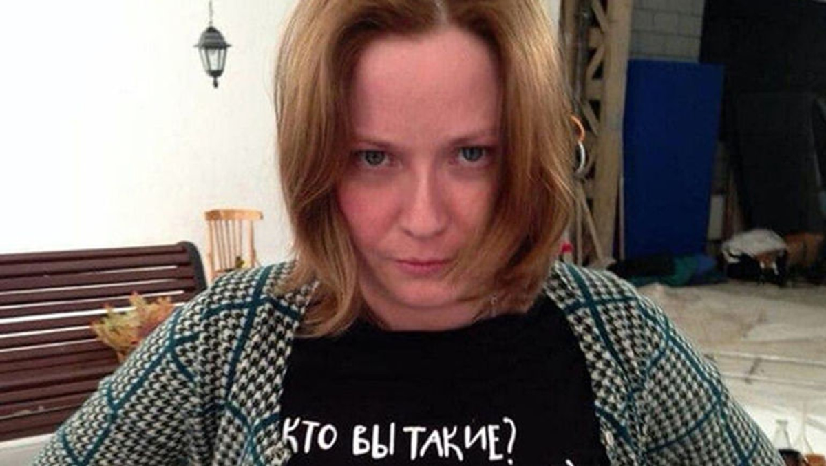 Фото взято из открытого доступа Инета (опубликовано с вырезанной концовкой надписи на футболке, кто захочет, тот найдет ее в полном объеме, а также ее изречения о самой себе)