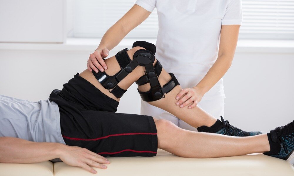 Частичный или полный разрыв крестообразной связки колена — это тяжелая травма, которая дестабилизирует сустав и со временем приводит к его разрушению.