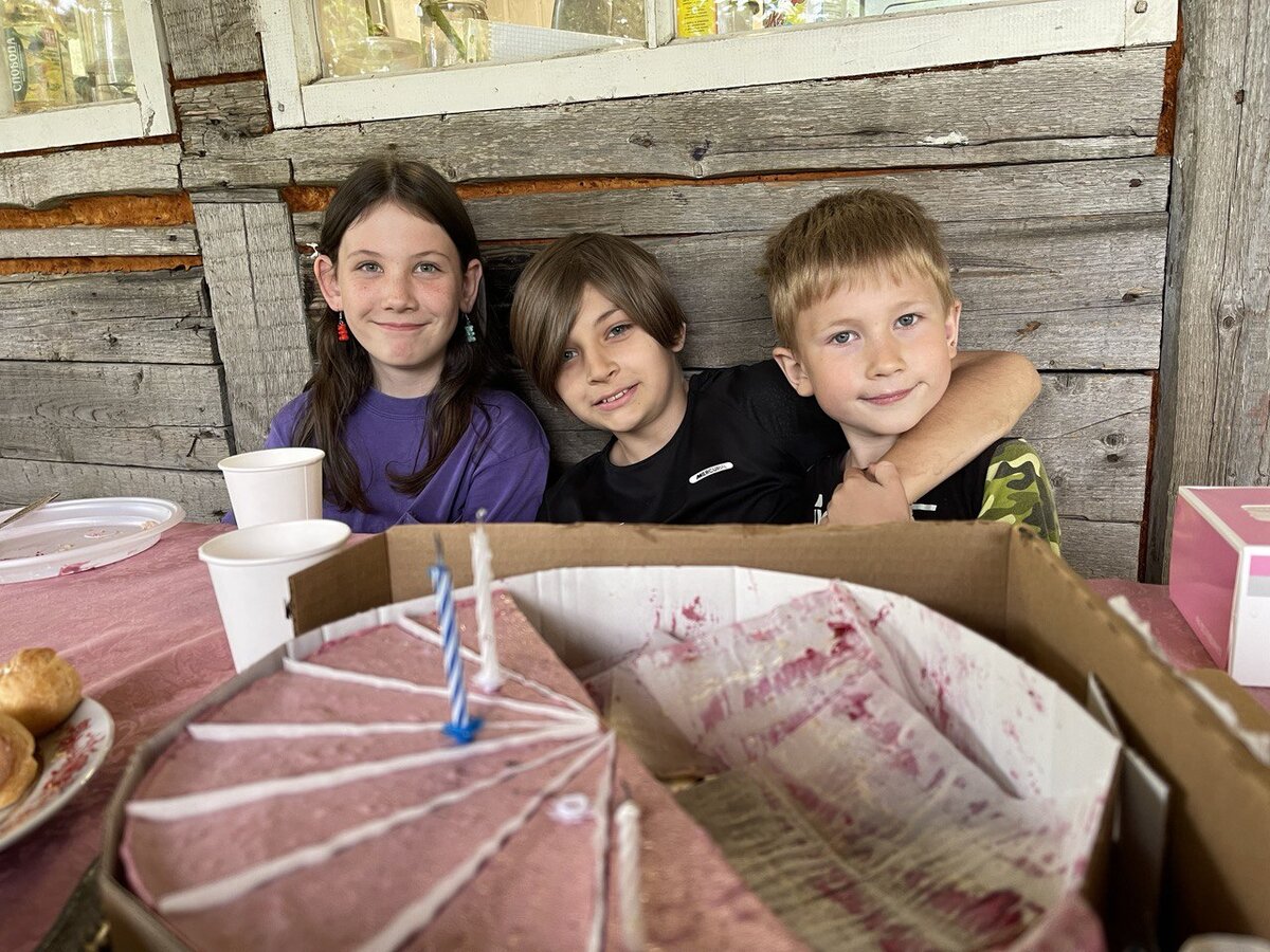 Марк мой двоюродный брат, мы много времени проводим вместе