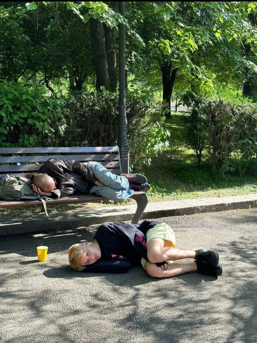 
Моргенштерн выгнал блогера Дани Милохина из своего дома в Дубае. После проведения нескольких месяцев там, Милохин был выдворен хозяином. Моргенштерн начал роман с актрисой Лизой Василенко, и блогер стал ненужным. Впоследствии Даня посетил Париж и Казахстан, но последние видео дают основание полагать, что он вернулся в Россию