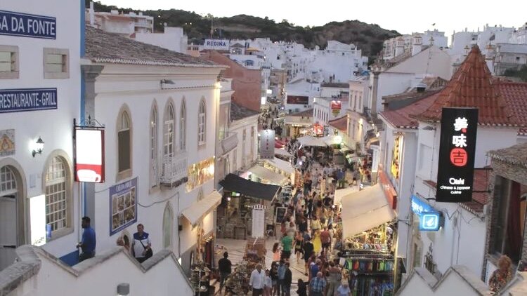 Вид на одну из Португальских улиц сверху