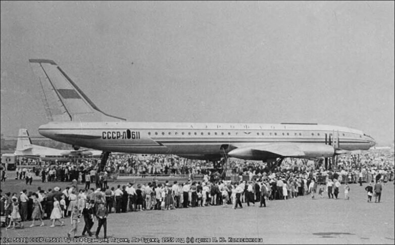Очередь к нашему самолету Ту-114 (Л5611) на авиационной выставке в Ле Бурже. 1959 год