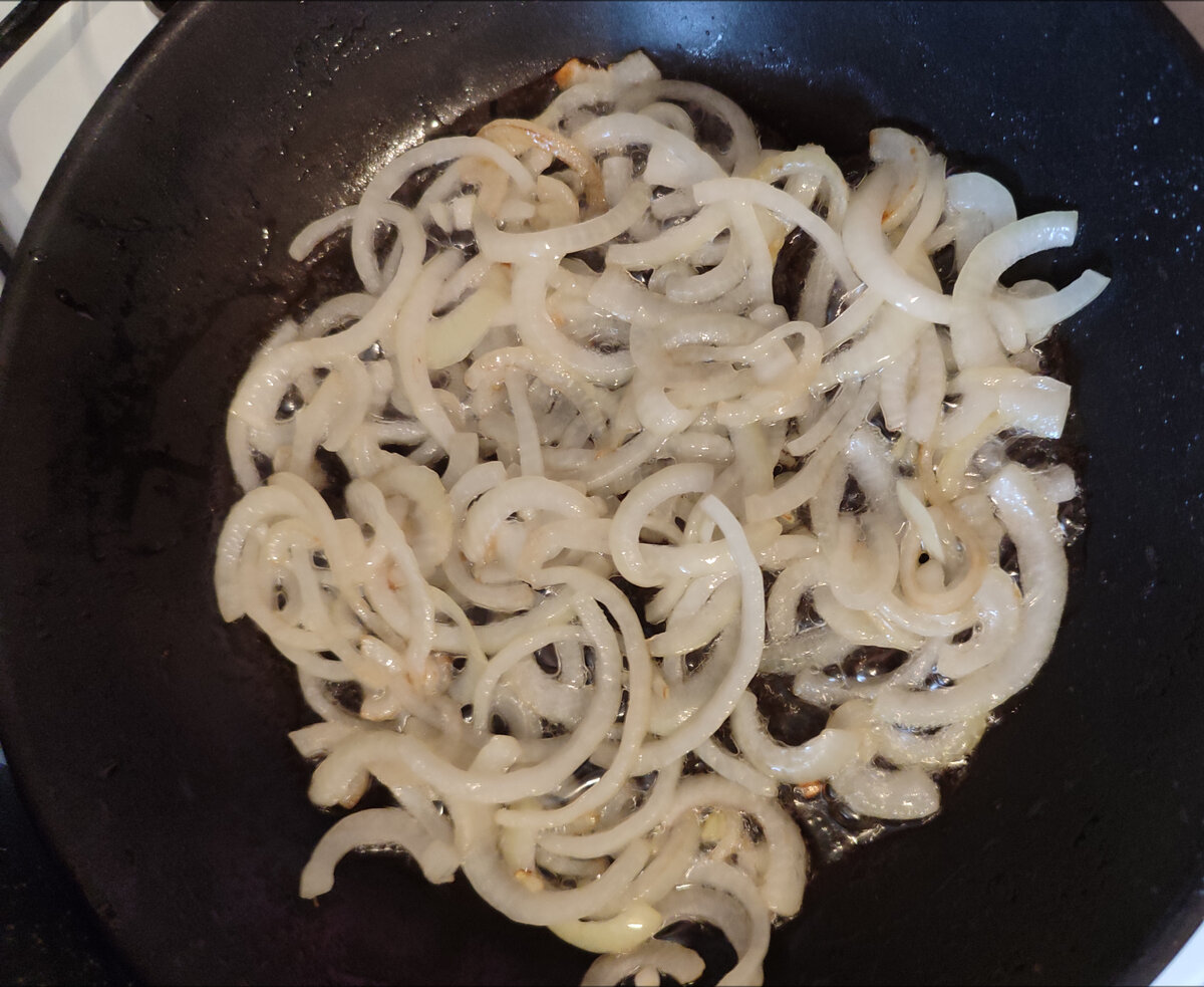 Обжариваем до мягкости и приятного золотистого цвета.