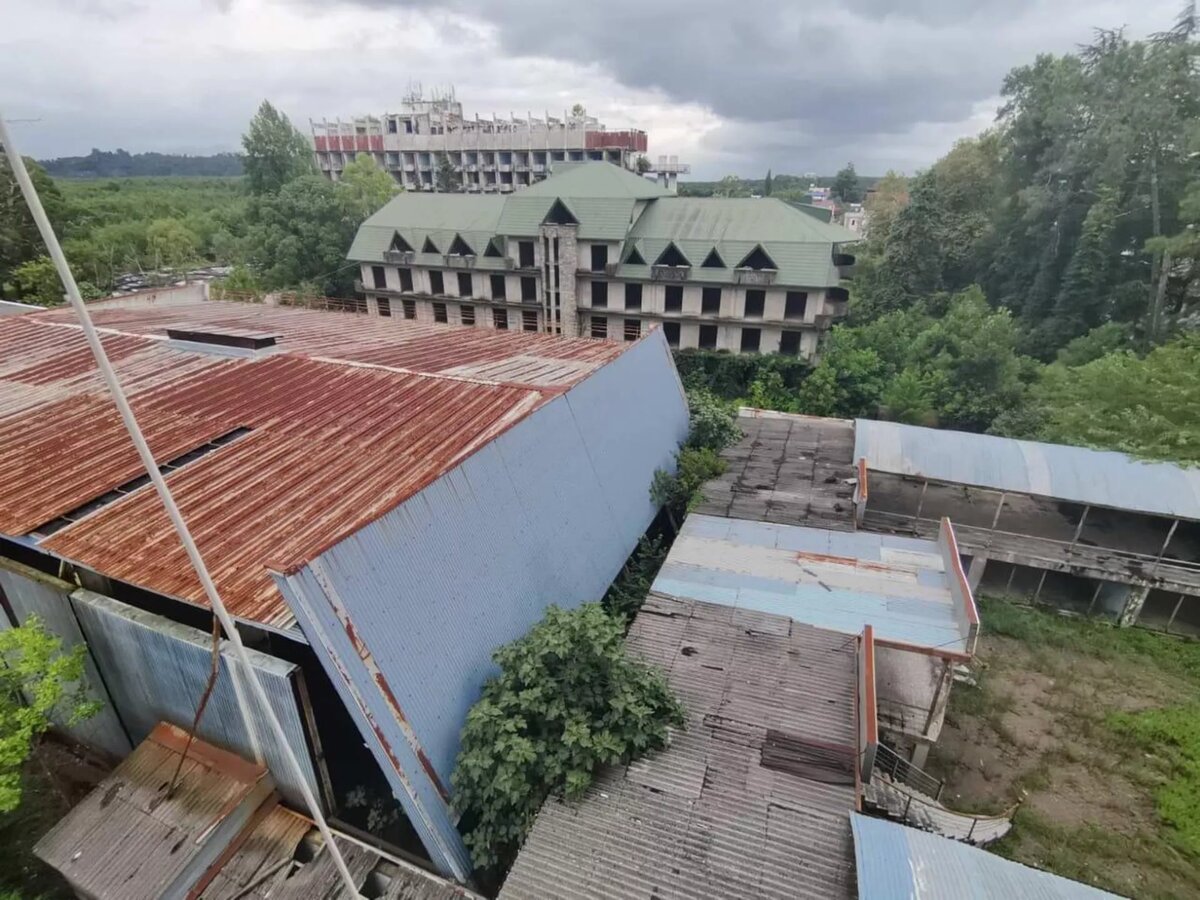 Осколки  советского медицинского курорта. На заднем фоне — самый большой  санаторий "Горный хрусталь", у которого на крыше был бассейн — большая  редкость для тех времен. А на переднем плане — первый в СССР аквапарк 