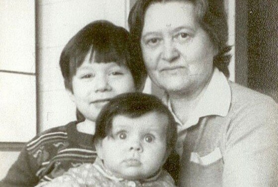    Стас Пьеха с бабушкой и маленькой сестрой Эрикой Быстровой