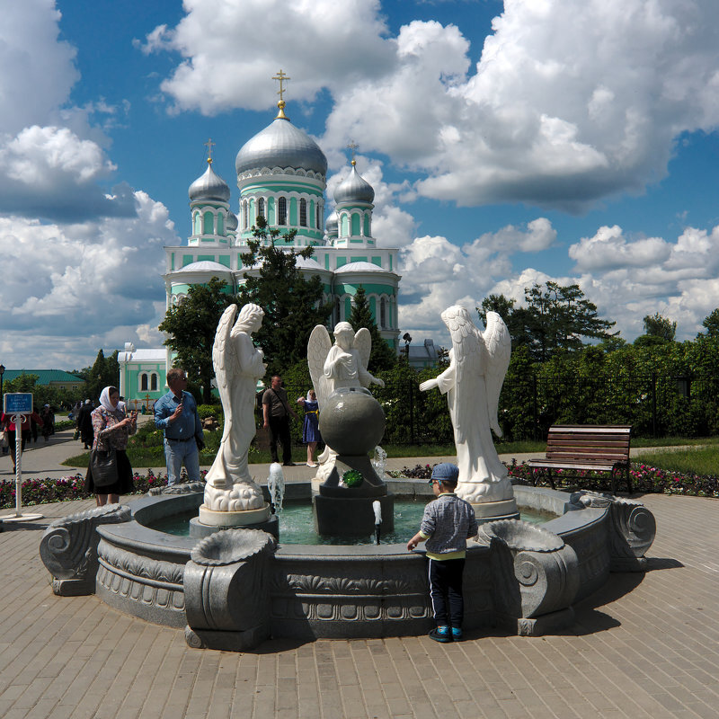 Обязательно посетите Святую Канавку нашей Царицы Небесной!--со слов местных жителей:если босиком пройти по канавке и прочитать 150 раз "Богородице, дево радуйся" и загадать желание,оно непременно сбудется.! Как пройдёте канавку,там есть специально огороженное место,где можно набрать земли немножко,эту землю можно дома добавить своим комнатным цветам или добавить своему участку на даче-считается как оберег.Каждую ночь канавку посещает наша Царица Небесная!..со слов местных жителей....но территория монастыря закрывается в 23.00 ч.