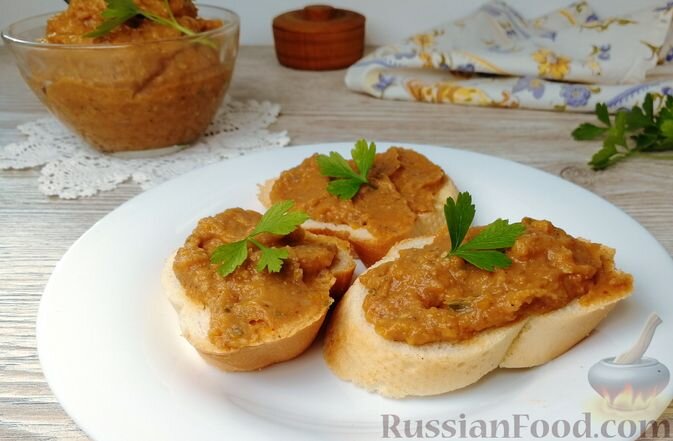 баклажаны, шампиньоны, помидоры, морковь, лук репчатый, чеснок, масло растительное, соль, перец чёрный молотый, сахар, зелень