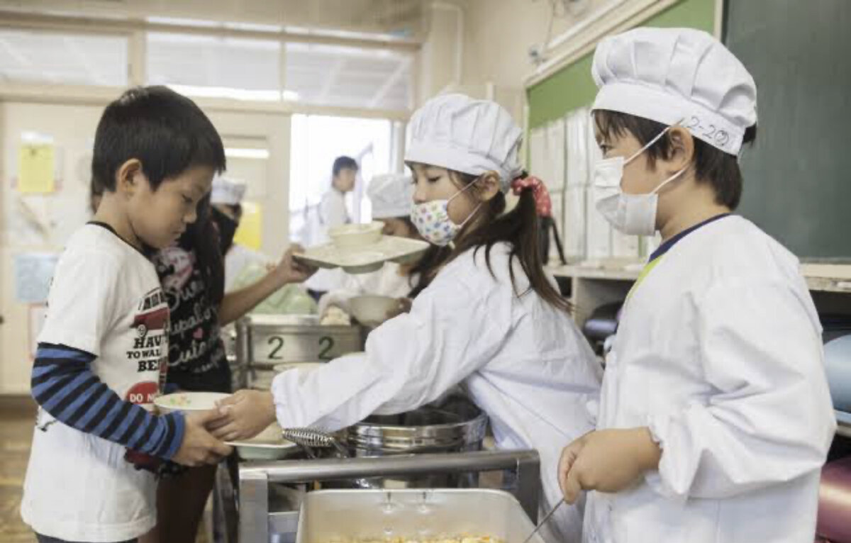 Японские школьники обедают в классе.