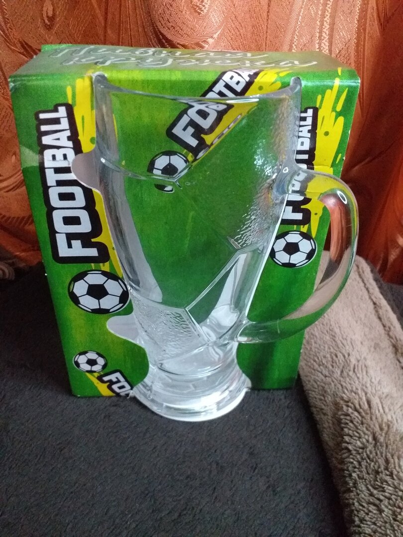 Подарили нам кружку для пива, но полно у нас таких, поэтому  так и стоит в упаковке