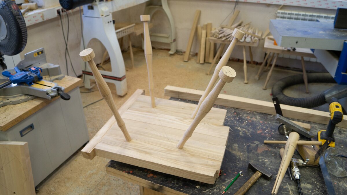 Забиваем ножки по местам