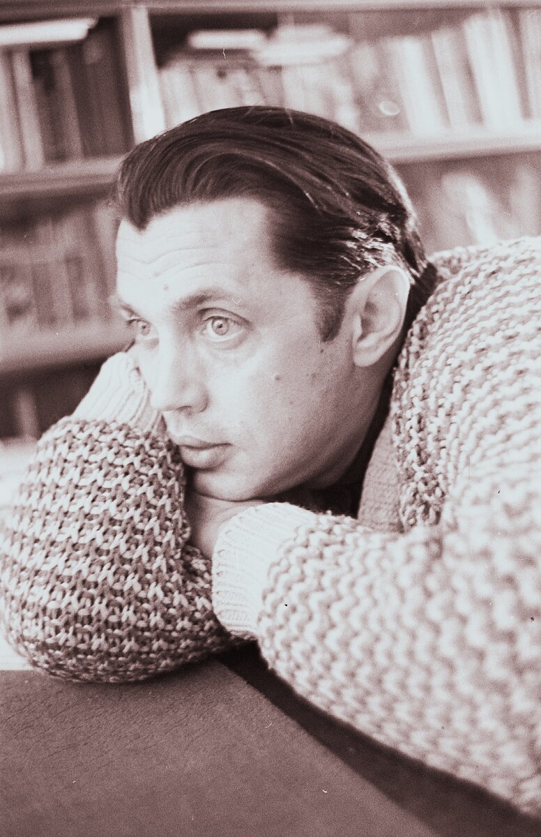 Роберт Рождественский