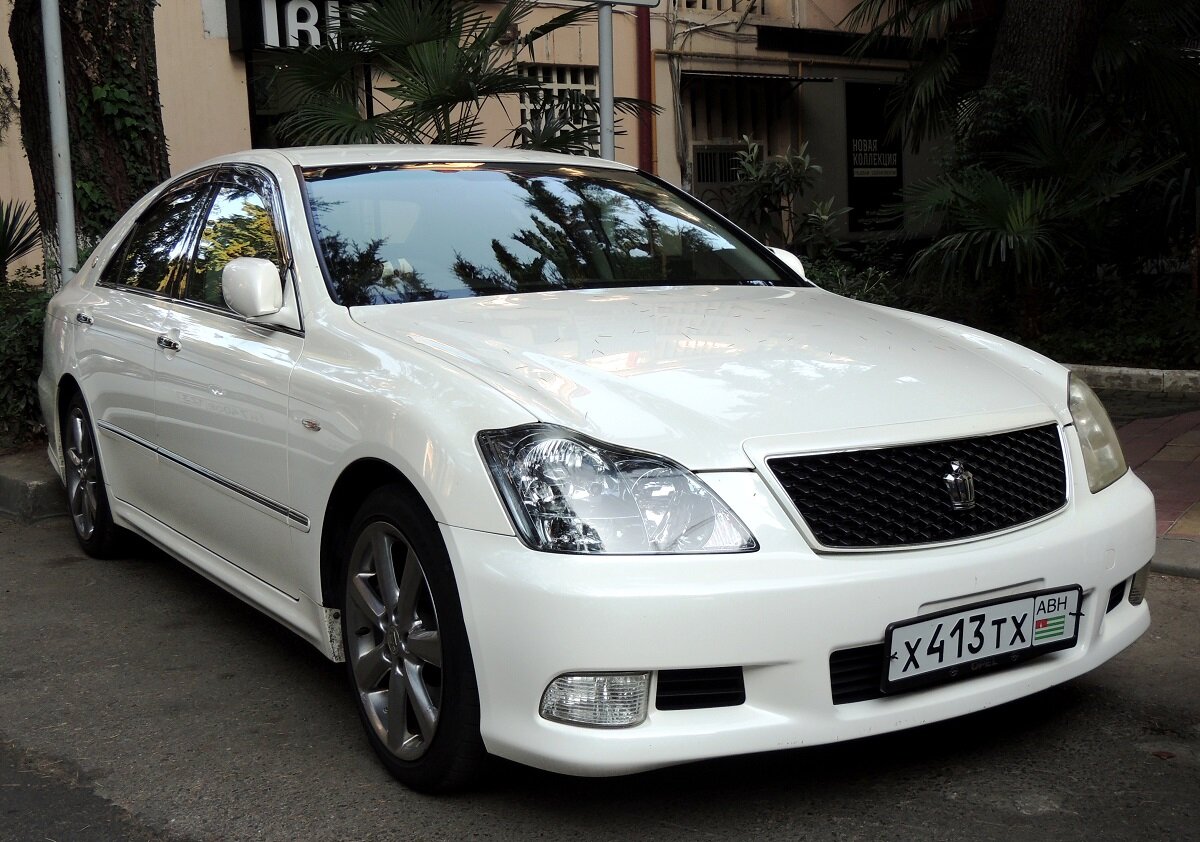 Машина на абхазском учете. Toyota Crown 2008. Toyota Crown 12 Gen(s180). Краун Атлет s180 белый. Тойота Краун 2005г Абхазия.