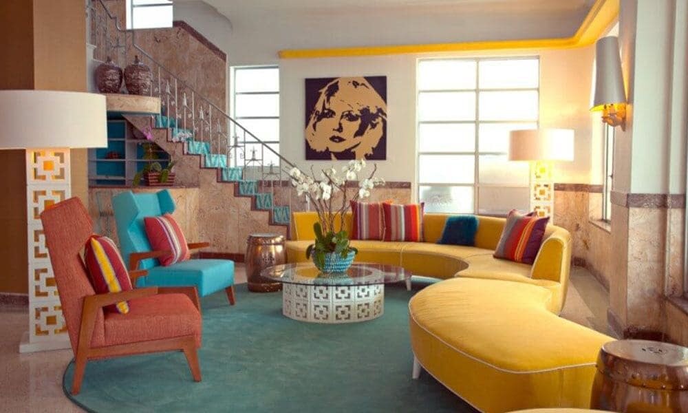 Интерьер гостиной с ретро мебелью
