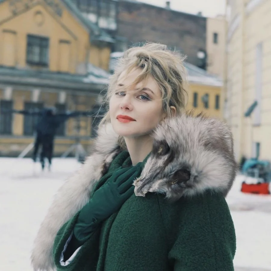 На втором фото - дочь Ренаты