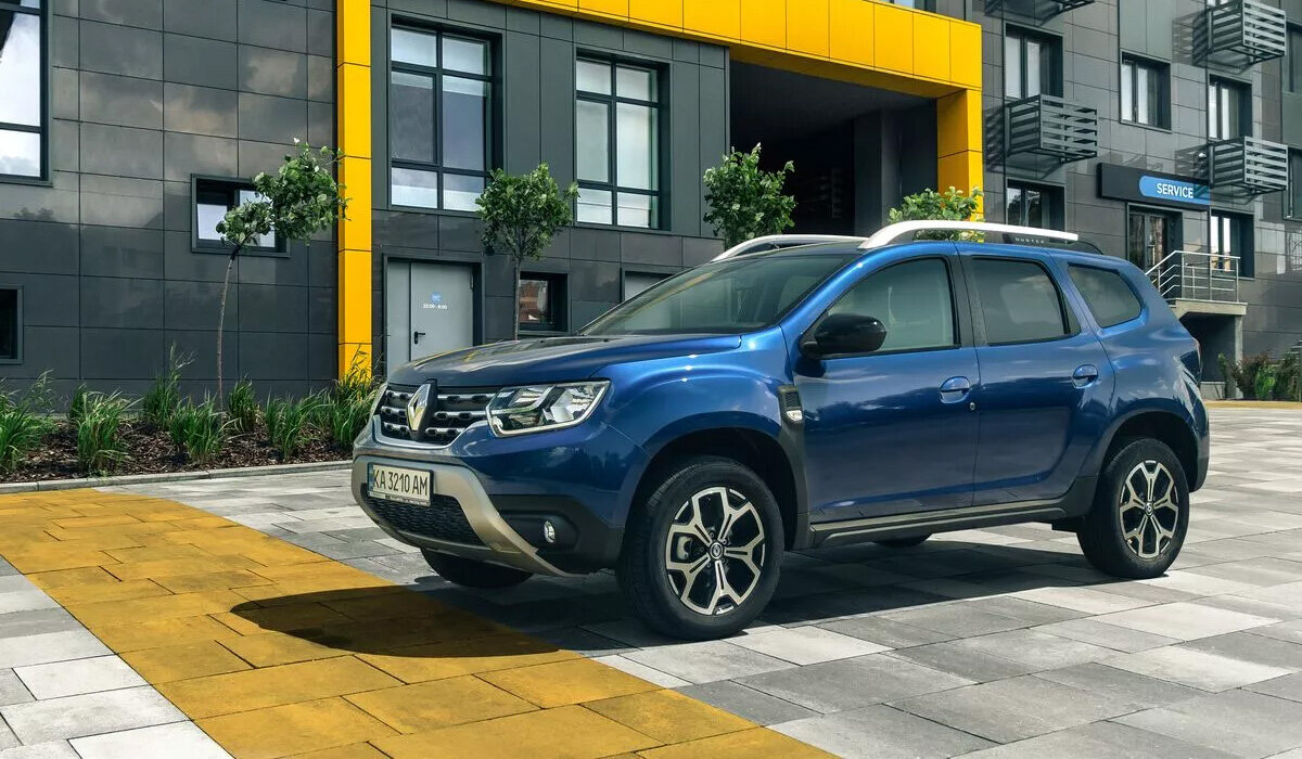 Компания Renault запустила в серийное производство новое поколение Duster. На конвейер автомобиль встал в конце января 2021 года.