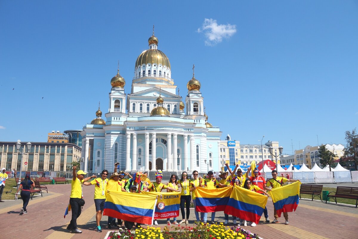 Кафедральный собор Феодора Ушакова и болельщики сборной Колумбии с фото на память, фото автора