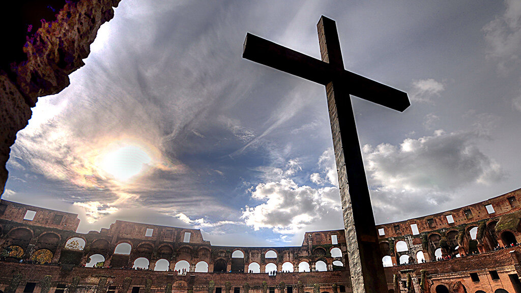 Крест в Колизее в память о распятых. Фото: kerstenbeckphotoart.wordpress.com