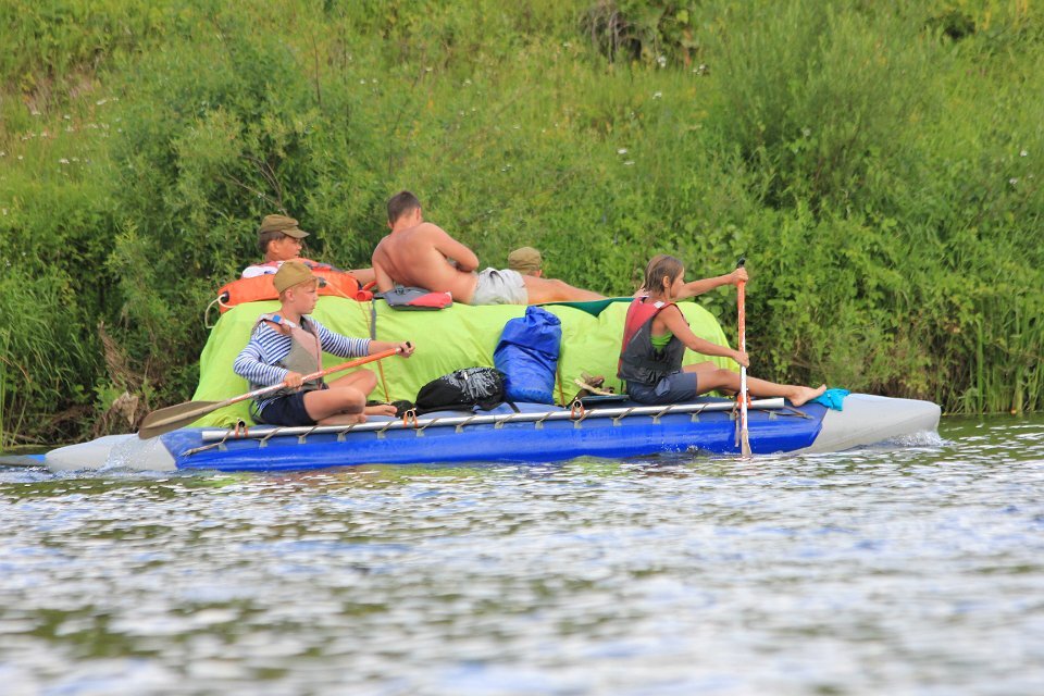 Катамаран с большим грузом и пассажирами, детская программа клуба "Охотники за удачей"