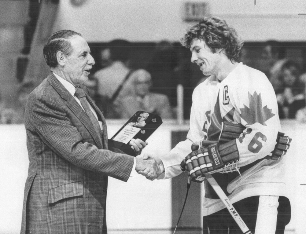 На первом турнире было много "околохоккейной обёртки" поднимающей его статусность - вручение различных призов. Вот мемориального приза Луи Марша удостоен Бобби Кларк.