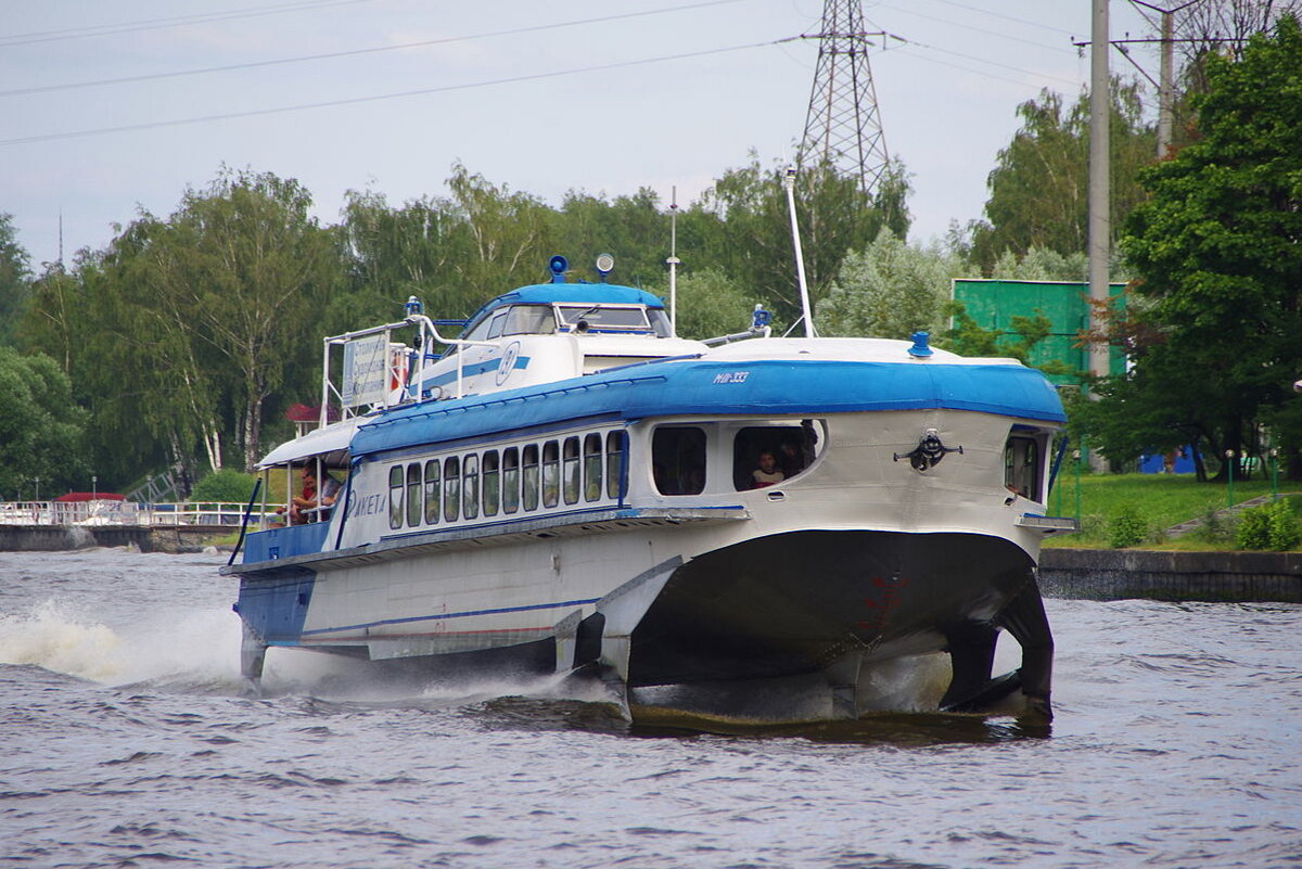 Длина СПК "Ракета" составляет 27 м, ширина – 5 м, осадка – 1,8 м, дальность плавания – 600 км, пассажировместимость – 66 человек / Фото: Artem Svetlov | Wikimedia