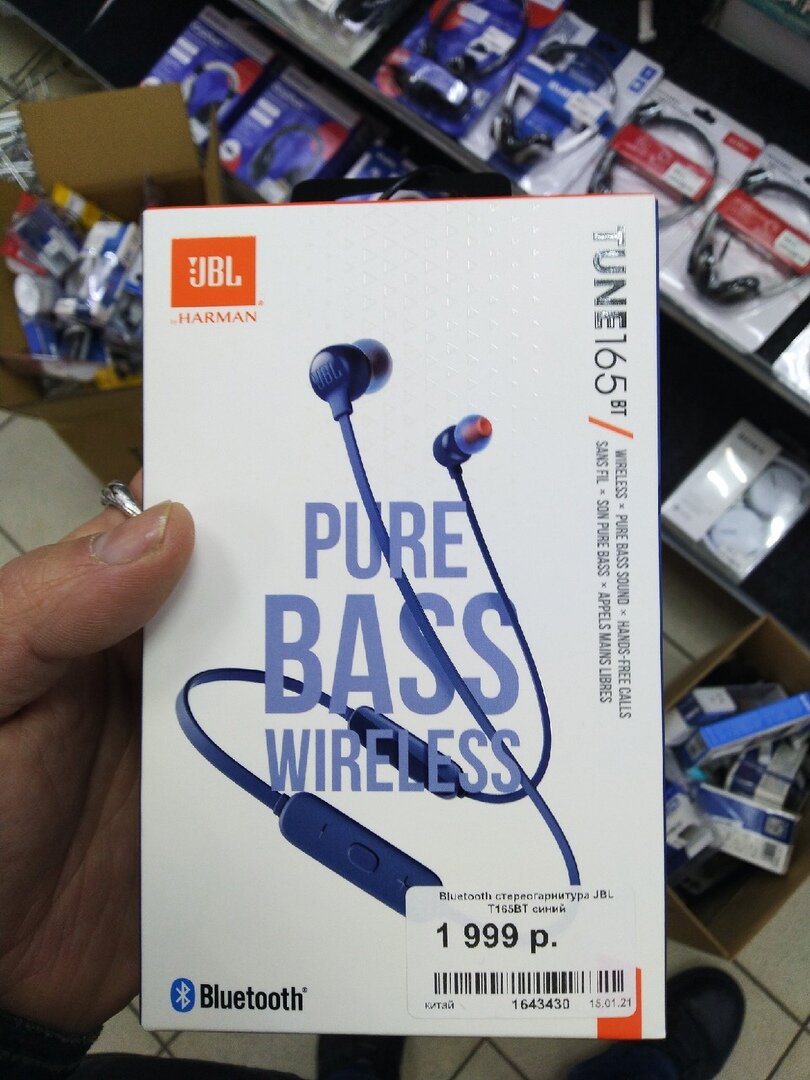 В ДНС стояла целая коробка с такими, разных цветов.