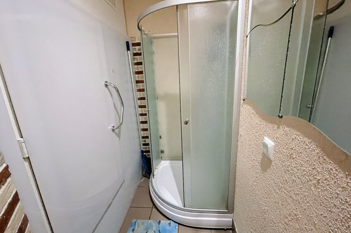 душевая комната и дверь, за которой спрятан бассейн