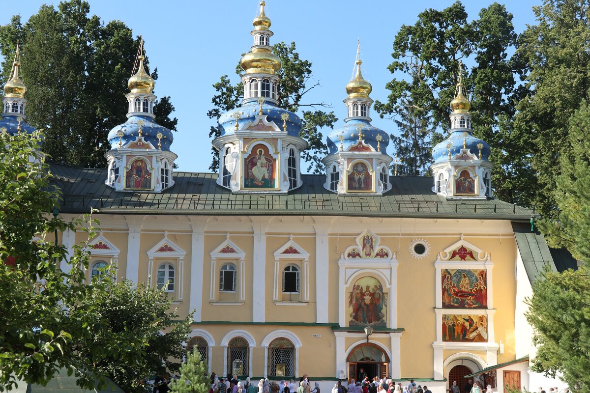 Карета в Псково Печерском монастыре. Псково-Печерский монастырь фото. Почему монастыри окружены стенами.