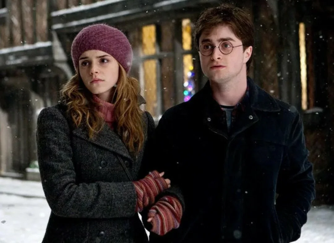 Harry and hermione. Гарри Поттер и Гермиона Грейндж. Гарри Поттера и Гермиона Гренджер. Гермиона Грейнджер и Гарри. Гарри Поттер Гарри и Гермиона.