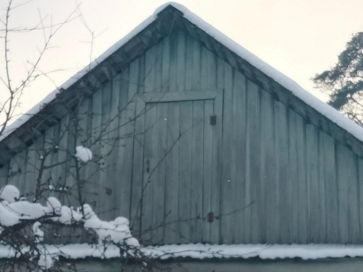 Обычно в деревнях делают дощатые деревянные двери