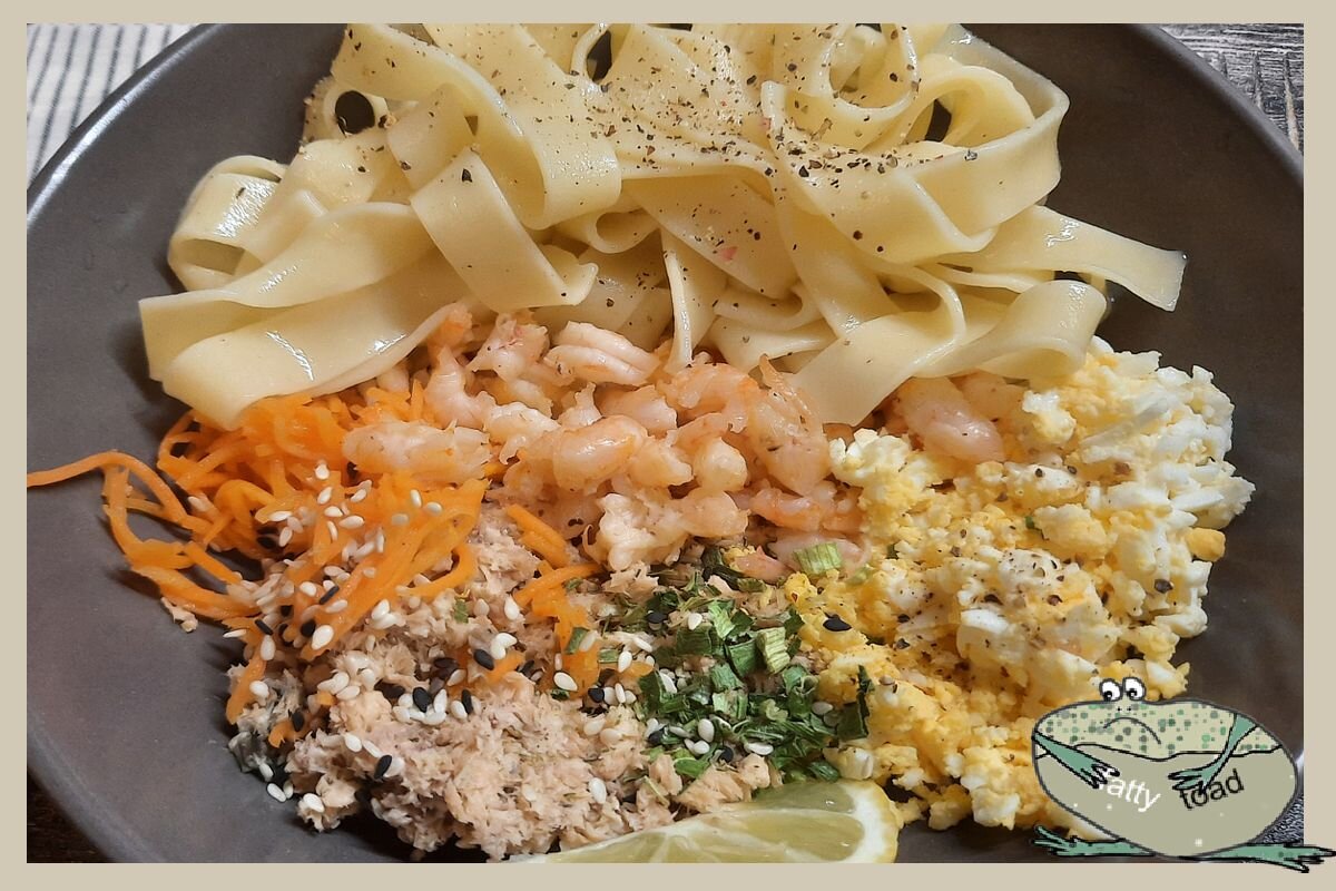 Макароны, яйцо, креветки, горбуша консервированная, зелень, морковка корейская, перец, соль, кунжут, имбирь.