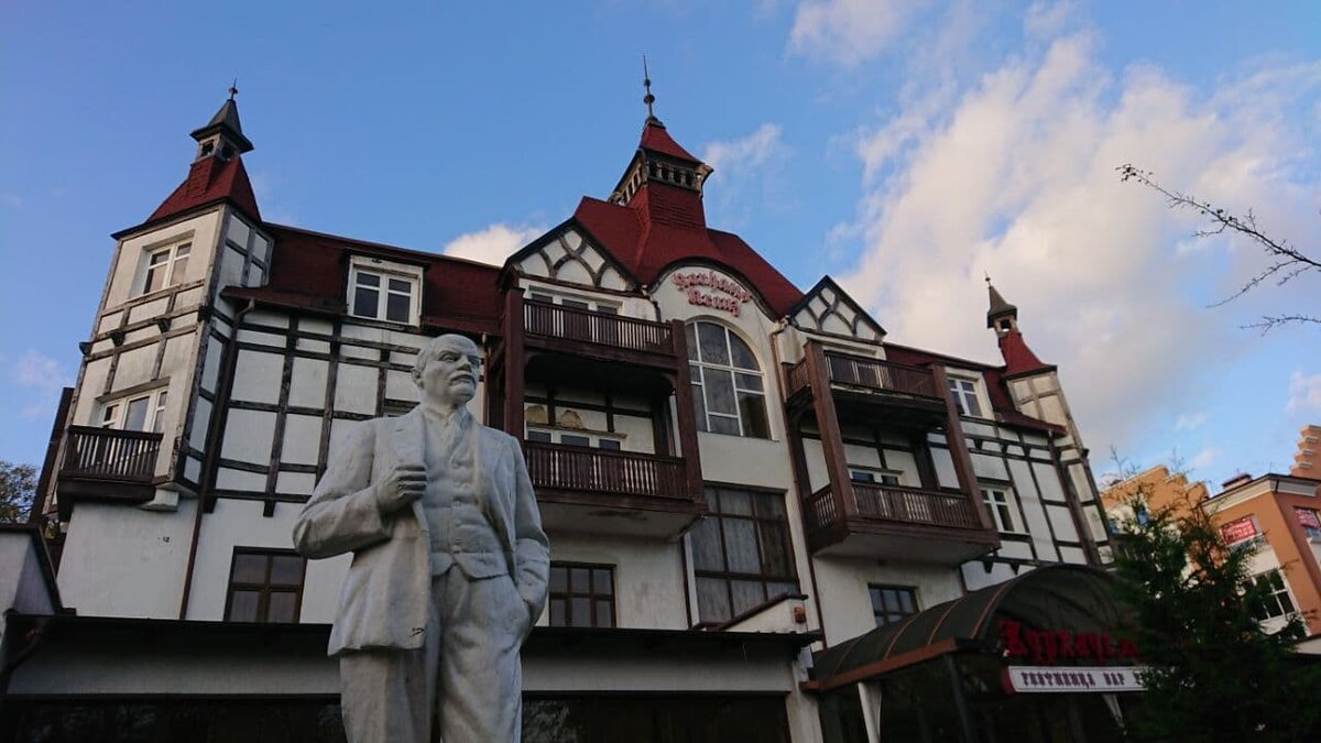 Владимир Ильич на фоне шикарного здания в Зеленоградске. Фото Алексея Денисенкова.