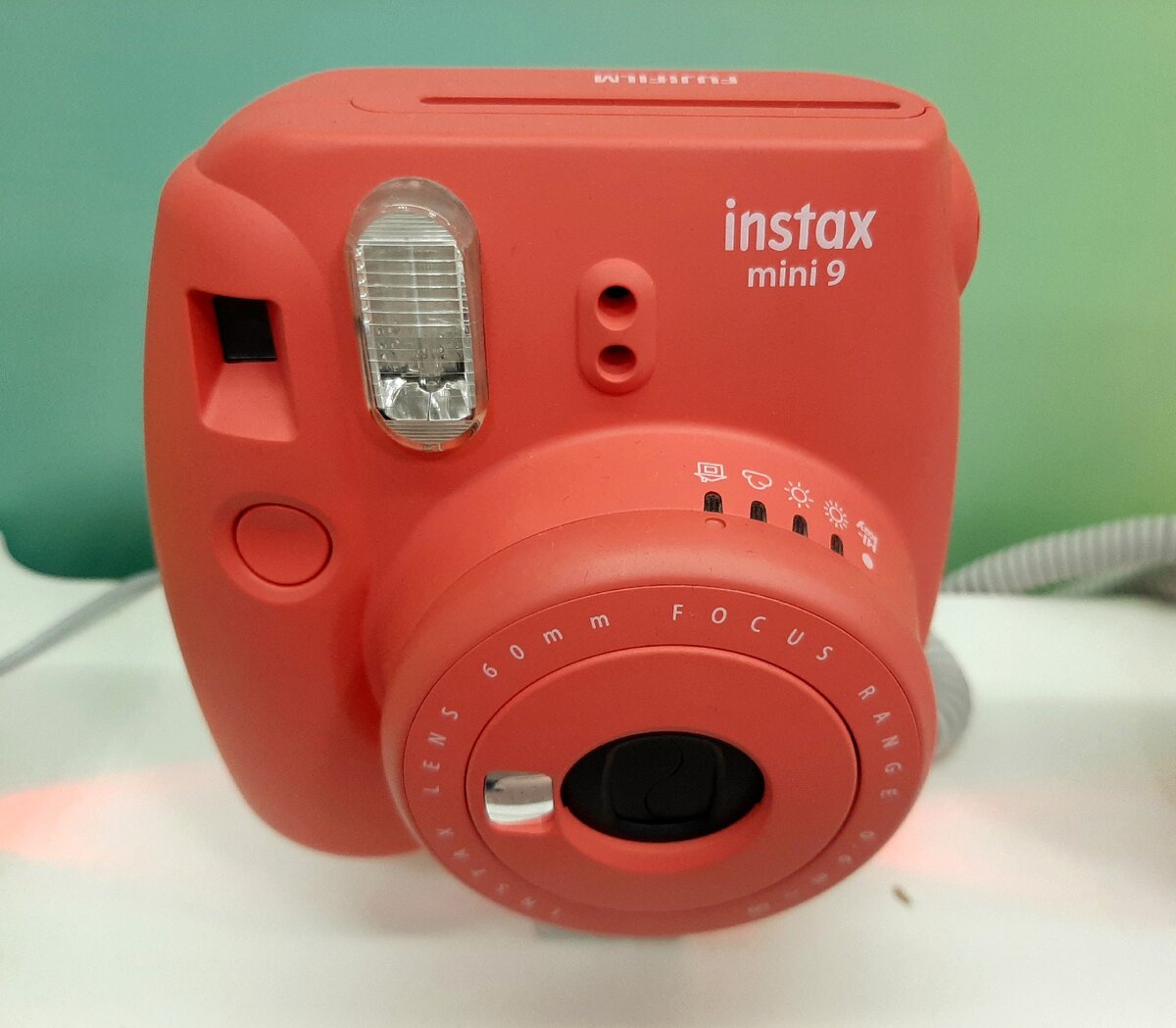 На модели Instax mini 9 оно есть  