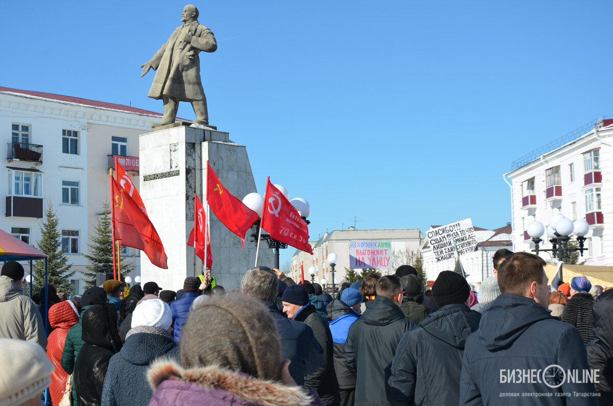 Митинг  в  Татарстане  с  лозунгами  "Выгоняют  на  улицу"