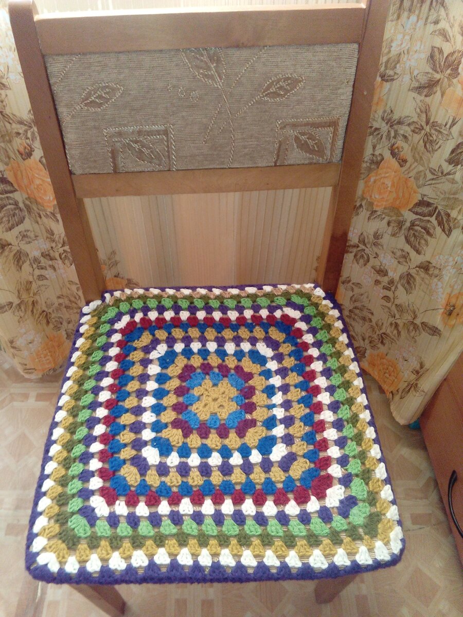 В итоге связала обычную сидушку.